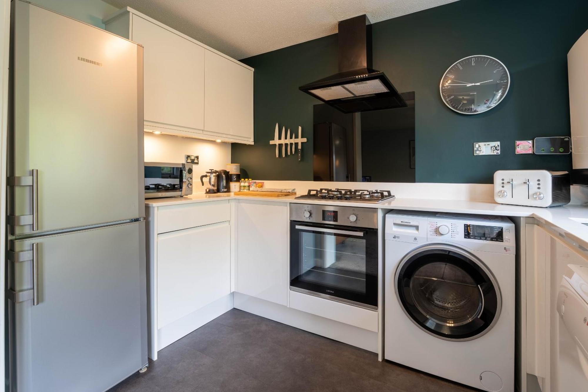 Park View- 2 Bed Apartment Close To East Surrey Hospital Salfords Exterior foto