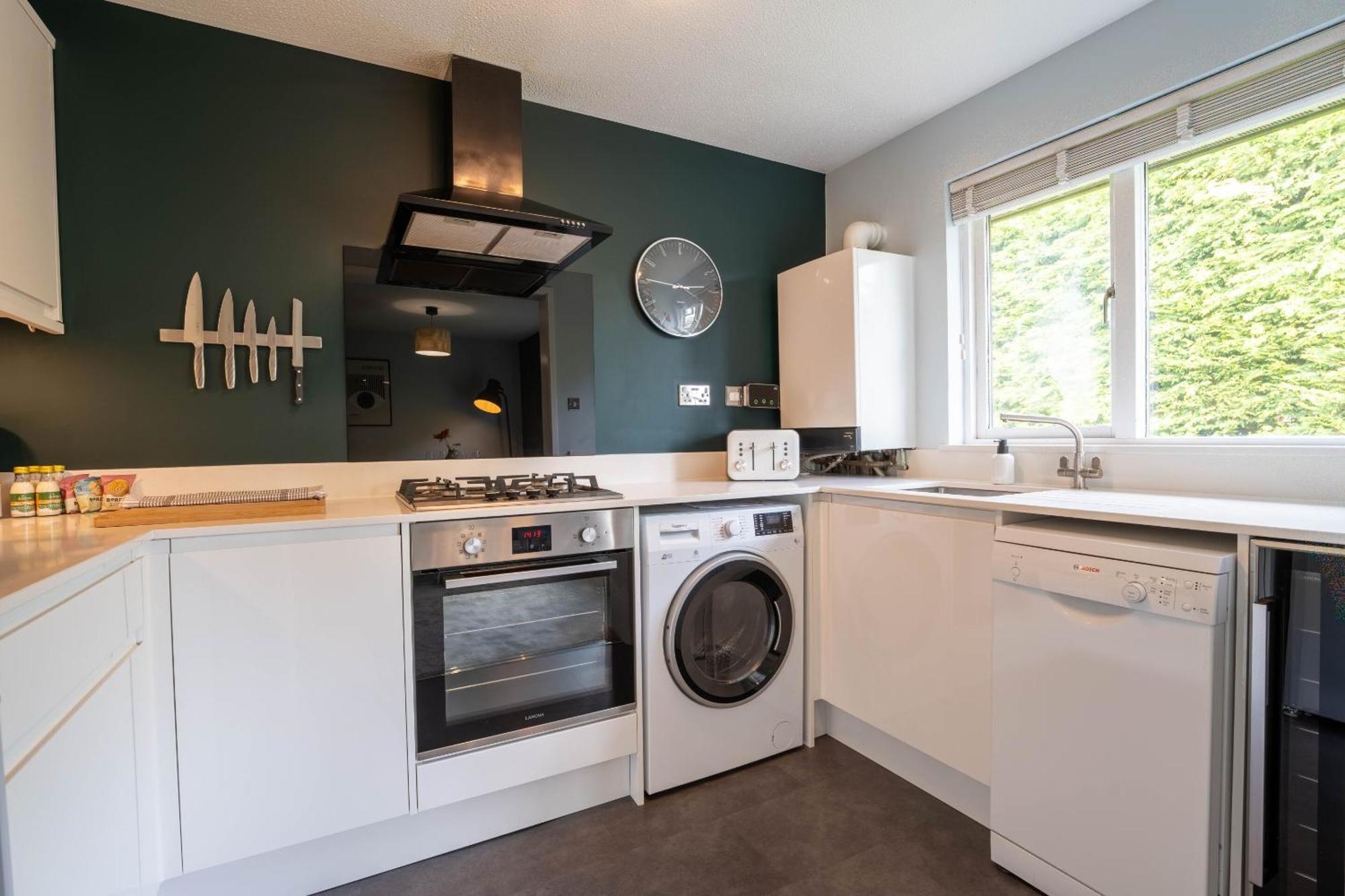 Park View- 2 Bed Apartment Close To East Surrey Hospital Salfords Exterior foto